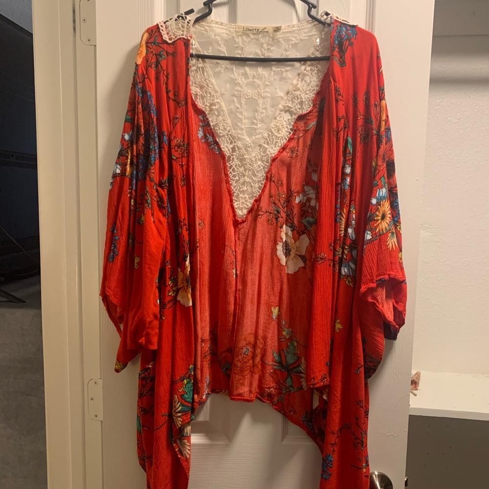 Red flower shrug - Picture 1 of 2